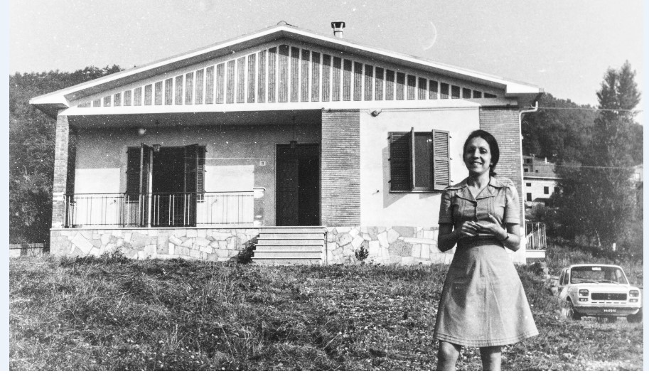 Elisa Lizzi davanti alla sua nuova casa