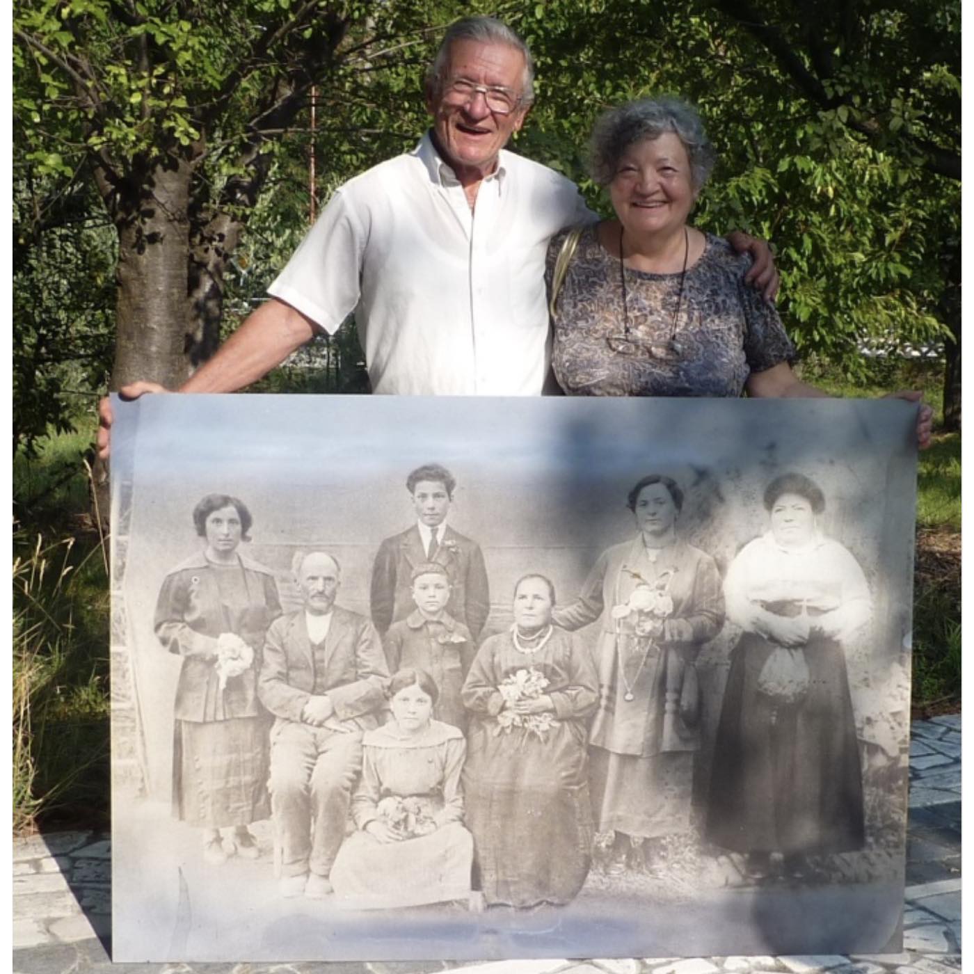 Loredana e Lluciano Vitelli con la foto di famiglia