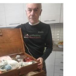 Emidio Durante con la cassetta da ambulante del padre Mario